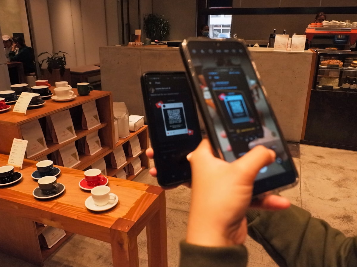 Iemand opent een uitnodigingslink met een QR-code op een smartphone