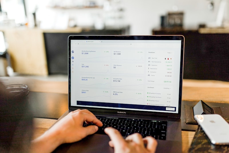 Een organisator bekijkt statistieken op een laptop